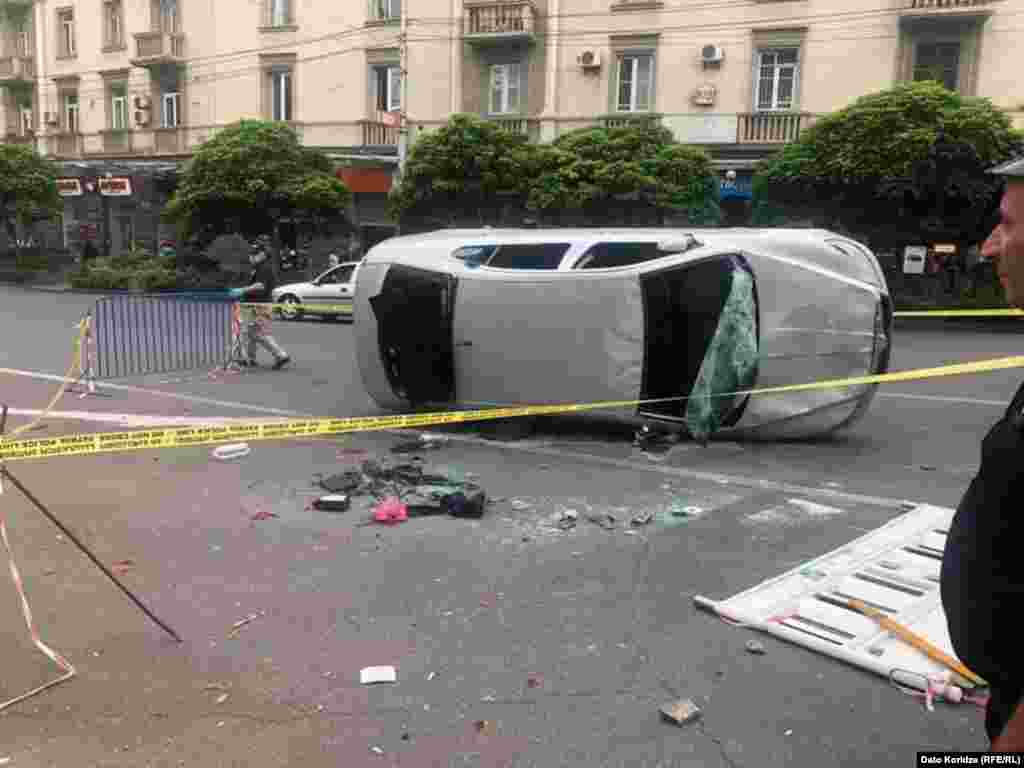21 июнь иртәсендә Тбилиси үзәге. Оппозицион сәясәтче Григол Вашадзе &quot;Без 21 июнь 19:00 сәгатьтә Руставелли мәйданында очрашачакбыз. Безгә бу кешеләр белән ничек эш итү планы турында килешергә кирәк&quot;, диде.