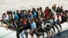 Visszaszállítják Líbiába a líbiai parti őrség által a Földközi-tengeren elfogott migránsokat. Fotó: AP