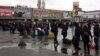 Mulți cetățeni din Ucraina aleg calea exilului din cauza a ceea ce se prefigurează a fi un război de lungă durată în țara lor. Cozi de mașini în nordul României. 