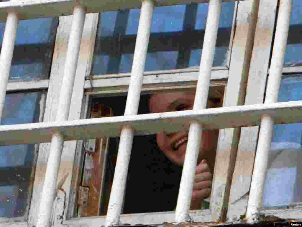 Тимошенко визирає у вікно в'язниці в Києві, 4 листопада 2011 року.