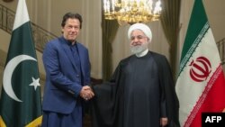 د پاکستان وزیراعظم عمران خان او د ایران ولسمشر حسن روحاني روغبړ کوي.