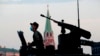Военнослужащий на танке Т-72 на репетиции парада в Москве, 18 июня 2020 года 