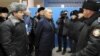 Президент Казахстана Нурсултан Назарбаев говорит с полицейскими после Жанаозенских событий. Жанаозен, 22 декабря 2011 года.