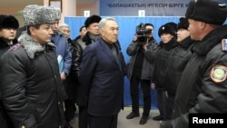 Президент Нурсултан Назарбаев Жаңы-Өзөндөгү полицейлер менен. 22-декабрь, 2011-жыл. 