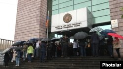 Փաշինյանի աջակիցները շրջափակում են Երևան քաղաքի Կենտրոն և Նորք-Մարաշ վարչական շրջանների ընդհանուր իրավասության դատարանի մուտքը, արխիվ