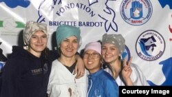 Marina Kim Semeýdäki sterilizasiýa operasiýalaryny amala aşyrýan beýleki weterinarlar bilen