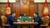Президент Сооронбай Жээнбеков менен мурдагы өкмөт башчы Сапар Исаков. 