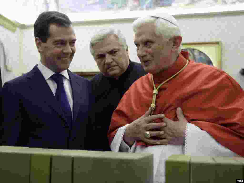 Papa Benedict prilikom susreta u decembru 2009. godine sa tada&scaron;njim predsjednikom Rusije Dmitrijem Medvedevim