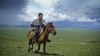 Исследователь National Geographic Альберт Лин, занимающийся поисками могилы Чингисхана и других археологических памятников, верхом на лошади в степях Северной Монголии. Иллюстративное фото.