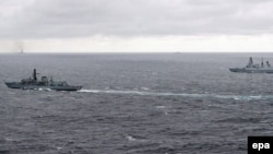 Două nave britanice (în prim plan), monitorizând alte două vase militare rusești în Marea Nordului, 20 octombrie 2016