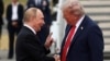 Президент США Дональд Трамп пожимает руку главе России Владимиру Путину во время их встречи для переговоров о прекращении российско-украинской войны в Анкоридже. США, Аляска, 15 августа 2025 года