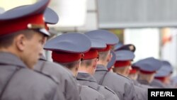 Злоумышленники используют фактор внезапности, забирают табельное оружие и быстро исчезают с места преступления