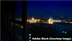 O vedere a orașului Tiraspol noaptea. În localitățile din stânga Nistrului au loc deconectări de la curentul electric cel puțin cinci ore pe zi.