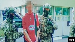 Presupusul cetățean francez Gregoire Moutaux reținut de forțele de securitate ucrainene.