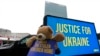 Ucraina spune că Rusia i-a „furat” 20.000 de copii. Moscova ascunde cifrele, dar insistă că e spre binele minorilor. În imagine: un protest ucrainean la sediul ONU din New York, în urmă cu aproape un an. 