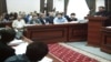 Ключевому свидетелю Кадырбеку Абдирову на процессе по делу бывшего премьер-министра Серика Ахметова задают вопросы адвокаты подсудимых. Караганда, 4 сентября 2015 года.