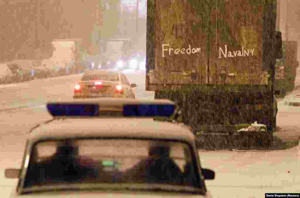 Напис&nbsp;&laquo;Свободу Навальному&raquo; на підтримку опозиційного діяча, надряпаний на задній частині вантажівки біля слідчого ізолятора, де Олексій Навальний перебував після арешту в грудні 2011 року. У лютому 2011 року Навальний в радіоінтерв&#39;ю назвав політичну партію президента Володимира Путіна &laquo;Єдина Росія&raquo; &laquo;партією шахраїв та злодіїв&raquo;. Згодом цитату підхопили інші опозиційні групи &nbsp;