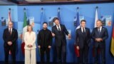 Владимир Зеленский дар миёни роҳбарони Аврупо ва Дабири кулли НАТО