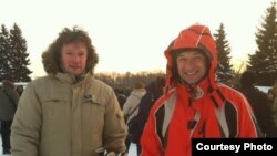 Максим Кузахметов (слева) и Григорий Кунис (справа) на акции протеста в Петербурге