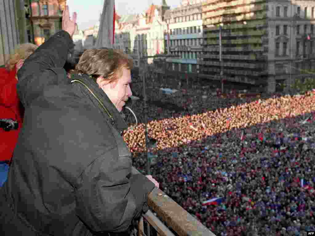 1989-cu il, 10 dekabr. Vaclav Havel paytaxt Praqada mərkəzi meydana toplaşan m&uuml;xalifət tərəfdarlarını salmlayır.&nbsp;