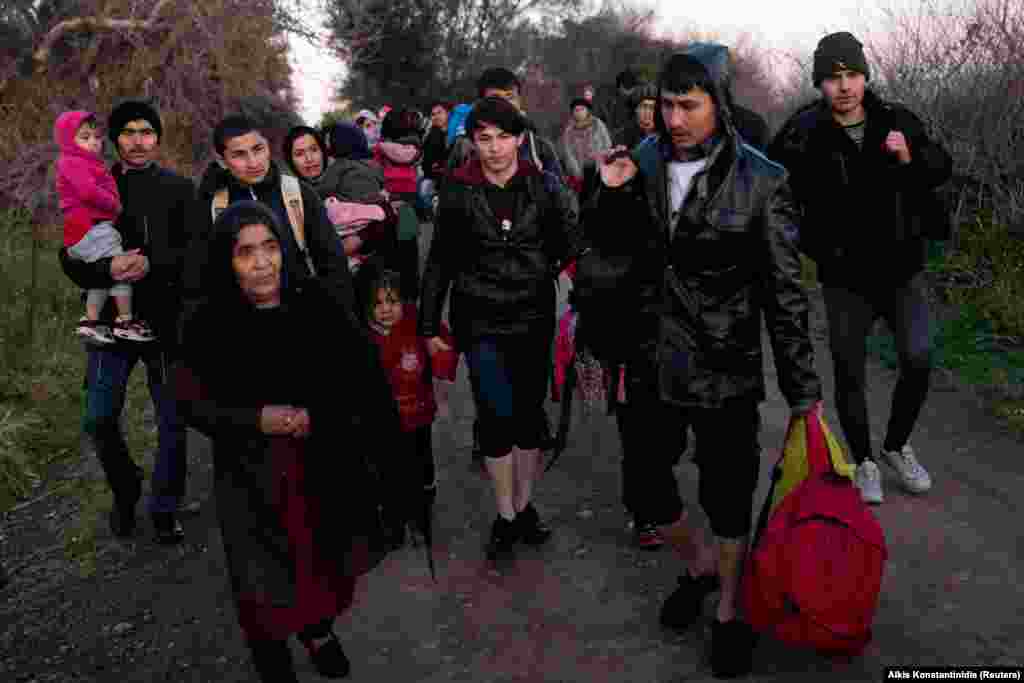 Disa migrantë në afërsi të ishullit Lesbos.&nbsp;Banorët lokalë të ishujve kundërshtojnë ndërtimin e qendrave të reja për migrantë.