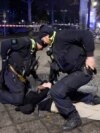 Немецкие полицейские задерживают подозреваемого. Иллюстративная фотография