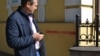 <p>Un trecător priveşte mesajul graffiti de pe peretele unei clădiri din Chişinău.</p>
