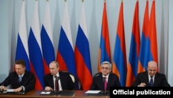 Armenia - Energy Minister Armen Movsisian (R) and Gazprom Chairman Alexei Miller (L) sign a Russian-Armenian gas deal in the presence of Presidents Vladimir Putin and Serzh Sarkisian, Yerevan, 2Dec2013.