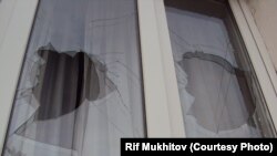 Разбитое окно в доме калининградского активиста Рифа Мухитова после нападения в октябре