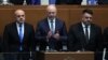 Noul premier bulgar Rosen Jeliazkov (centru) aplaudă votul deputaților care i-au deschis calea spre guvernare. 