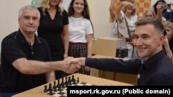 Шахіст Сергій Карякін з російським головою Криму Сергієм Аксьоновим під час відкриття шахової школи в Сімферополі, 4 серпня 2023 року