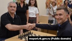 Шахіст Сергій Карякін з російським главою Криму Сергієм Аксьоновим під час відкриття шахової школи в Сімферополі, 4 серпня 2023 року