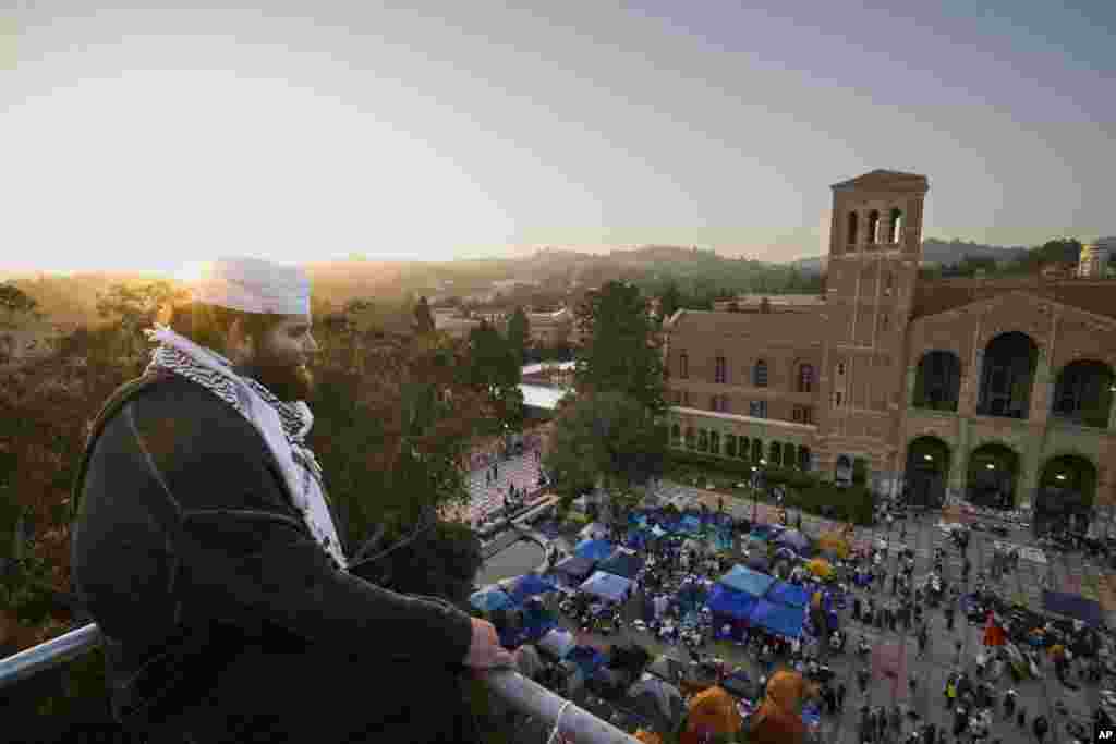 O vedere de ansamblu asupra taberei de la UCLA, cu ore înainte ca poliția să intervină. Asemenea proteste au avut loc și la alte universități americane. Primul și cel mai mediatizat a fost cel de la Columbia, din New York, unde poliția a intervenit cu o zi mai devreme.&nbsp;