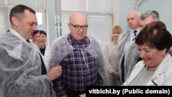 Vitebsk Vilayət İcraiyyə Komitəsinin sədri A.Subotsin (solda) və "Manalit"in direktoru A.Şumaxer (ortada) 2024-cü ilin martında istehsalat müəssisəsinə səfər zamanı.