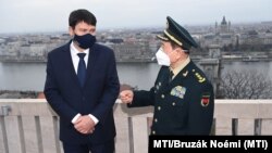  Vej Feng-ho kínai hadügyminiszter a Sándor-palotában látogatta meg Áder János köztársasági elnököt 2021. március 24-én. 