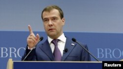 Россия президенти Дмитрий Медведев Брукинс институтунда сүйлөөдө. Вашингтон. 13-апрель 2010