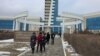 Студенты выходят из Каспийского государственного университета новых технологий и инжиниринга имени Шахмардана Есенова в Актау. 18 февраля 2017 года.