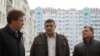 Российский губернатор Севастополя Дмитрий Овсянников и представители застройщика – компании «Карбон». 13 марта 2019 года
