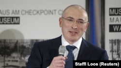 Mihail Hodorkovski na prvoj konferenciji za medije u Berlinu nakon oslobađanja