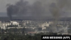 Дым над Северодонецком во время боевых действий между украинскими и росийскими военными, 14 июня 2022 года