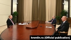 Ruski predsednik Vladimir Putin sa predsednikom Azerbejdžana Ilhamom Alijevim i premijerom Jermenije Nikolom Pašinijanom 27. novembra 2021. 