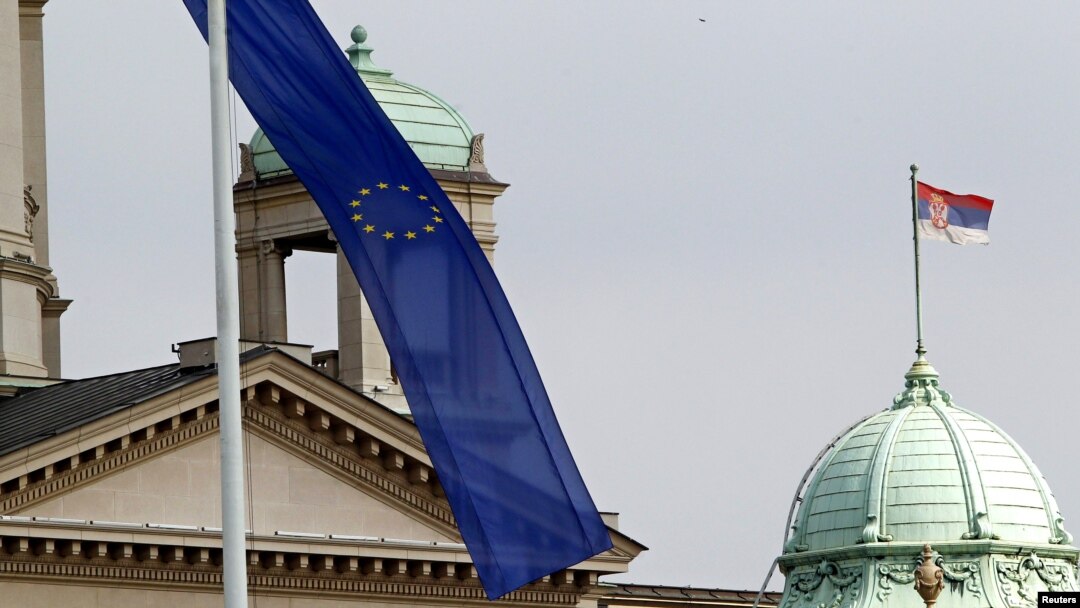 Zgrada Skupštine Srbije sa zastavama Srbije i EU