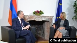 ԵՄ արտաքին քաղաքականության պատասխանատու Ֆեդերիկա Մոգերինին և ՀՀ արտգործնախարար Զոհրաբ Մնացականյանը, արխիվ: 