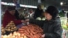 Алматинка Мигинур Кударбекова на рынке. Алматы, 11 декабря 2018 года.