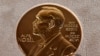 Premiul Nobel pentru Pace este de departe cel mai controversat dintre cele care se acordă anual la Stockholm și Oslo, fiind inevitabil legat de politică. Unii câștigători din trecut și-au văzut mai târziu reputația de pacifiști contestată. 
