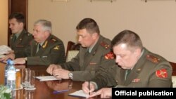 Armenia -- Colonel-General Aleksandr Postnikov (second from left), commander of Russian ground forces, meets with Defense Minister Seyran Ohanian, 1Apr2011.