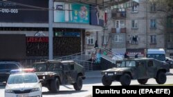Chisinău, patrula de poliție și mașini ale armatei, pe timp de pandemie cu coronavirus, 25 martie 2020.