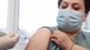 Украин аял индиялык "Covishield" вакцинасы менен эмделүүдө. Бул вакцина Оксфорд университети менен AstraZeneca компаниясы биргелешип өндүргөн вакцинага негизделген. Киев шаары. 2021-жылдын 5-марты.