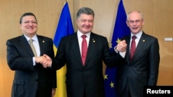 S lijeva na desno: Jose Manuel Barroso, Petro Porošenko i Herman Van Rompuy u Briselu, 27. juni 2014.