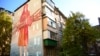 Мурал на Гусовського 8/10 австралійця Фінтана Магі. Київ, листопад 2015 року